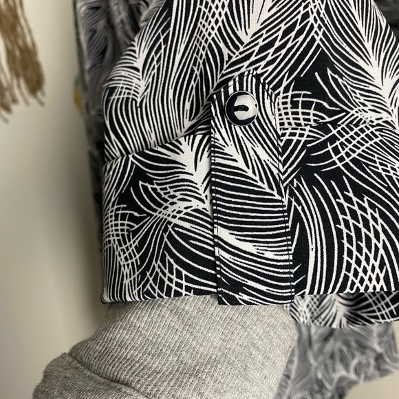 Catherines plus petite 3/4 sleeve button up top black white feather print 3X WP - Picture 7 of 11